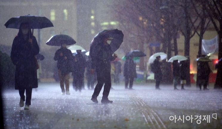 요란한 가을비가 내린 19일 서울 세종대로 인근 거리에서 출근길 시민들이 우산을 쓴 채 발걸음을 재촉하고 있다./김현민 기자 kimhyun81@