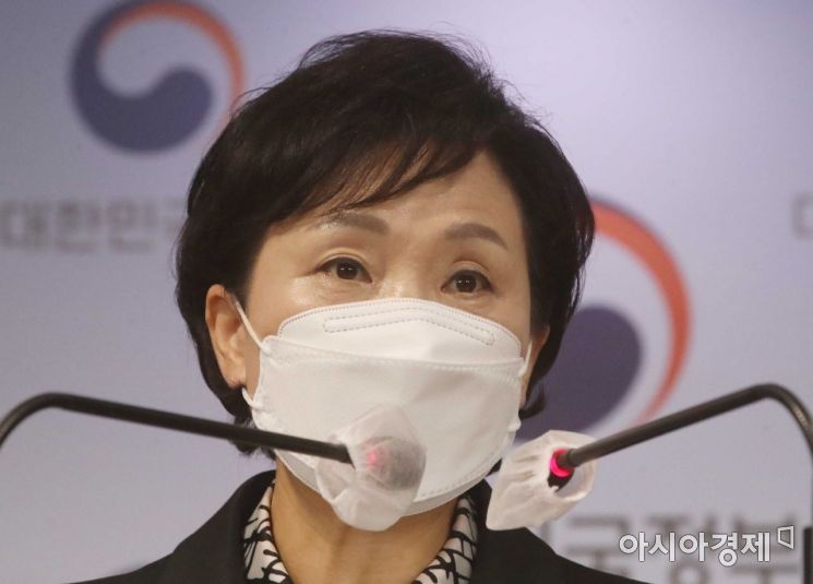 김현미 국토교통부 장관이 19일 서울 종로구 정부서울청사에서 전세대책을 발표하고 있다./강진형 기자aymsdream@
