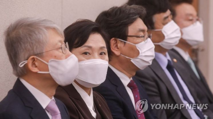 김현미 국토부 장관(왼쪽 두번째)이 18일 국회 법제사법위원회 전체회의에 출석하고 있다. [이미지출처=연합뉴스]