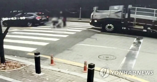 지난 17일 광주의 한 어린이보호구역서 어머니와 함께 어린이집에 등원하던 2살 여아가 화물차에 치여 숨지는 사고가 발생했다. 사진은 사고 당시 폐쇄회로(CC)TV 화면 캡처. /사진=연합뉴스