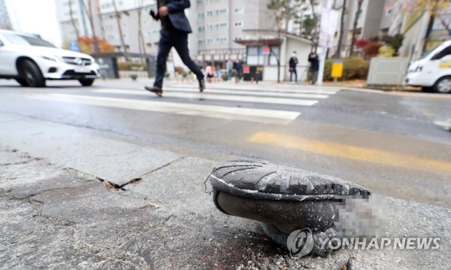 지난 17일 광주의 한 어린이보호구역서 어머니와 함께 어린이집에 등원하던 2살 여아가 화물차에 치여 숨지는 사고가 발생했다. 사진은 사고가 일어난 현장에 남아있는 피묻은 어린이 신발./사진=연합뉴스