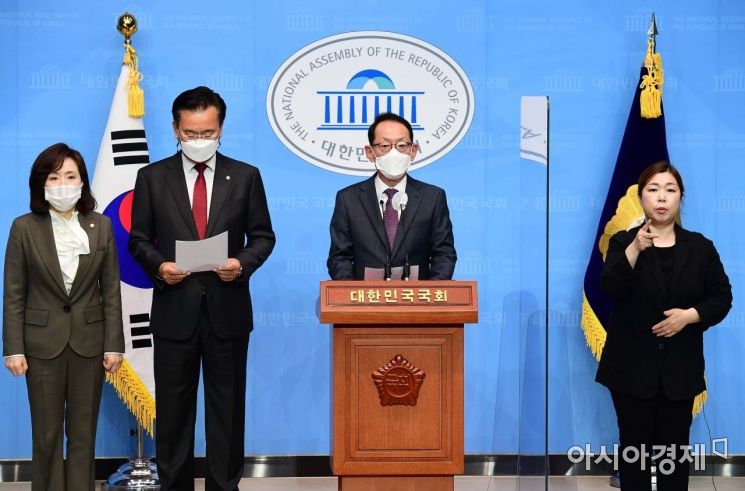국회 법제사법위원회 야당 간사인 김도읍 국민의힘 의원 등 국민의힘 법사위원들이 19일 국회 소통관에서 공수처장 후보 추천 무산 관련 기자회견을 갖고 있다./윤동주 기자 doso7@