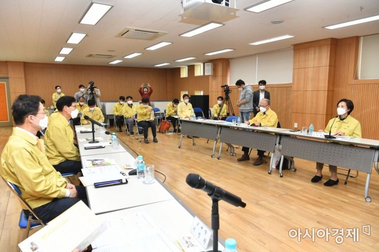 경주 찾아 방재두건 쓴 유은혜 장관…임종식 교육감 "수능 시험장 지진計 비치"