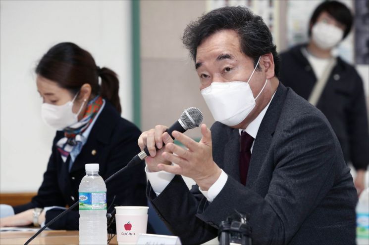 이낙연 더불어민주당 대표가 아동학대예방의날을 맞아 19일 오전 서울 동대문구 서울시립아동상담치료센터를 방문, 관계자들과 간담회를 하고 있다/사진=연합뉴스