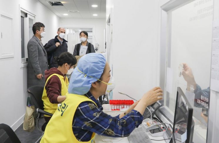 구청 안내를 들으며 언택트 선별진료소 견학 중인 르 몽드 Harold Thibault(아롤드 티보) 국제부 부국장