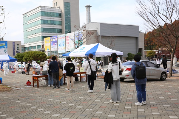목포대학교 재학생들이 지난 18일 오전 긴급 선별검사를 받고 있다. / ⓒ 아시아경제