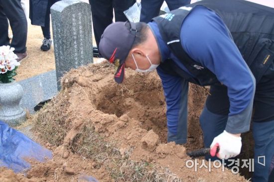 5.18국립묘지 무명열사의 신원을 확인하기 위한 시료 채취를 위해 개장 작업이 진행되고 있다.