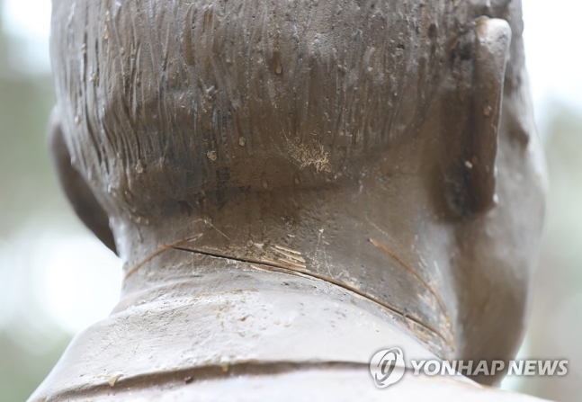 [종합] "목 잘라 연희동집에 던지려 했다" 전두환 동상 훼손한 50대 체포