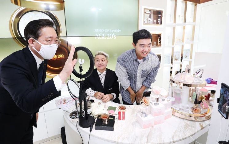 '2020 코리아세일페스타' 기간인 지난 13일 오후 경기도 성남시 AK플라자 분당점 내 화장품 매장에서 성윤모 산업통상자원부 장관이 라이브 커머스 방송 중국 시청자들에게 인사하는 모습.(이미지 출처=연합뉴스)