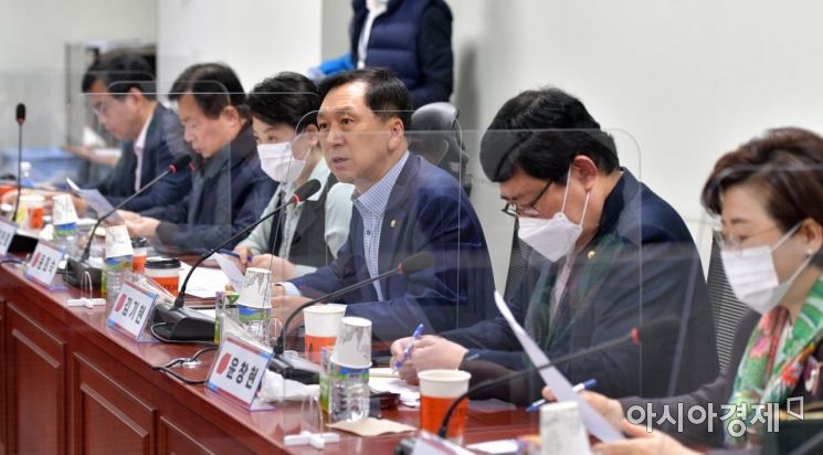김기현 국민의힘 의원이 20일 국회에서 국민의힘 공부모임 '금시쪼문' 조찬모임에 참석, 인사말을 하고 있다. 이번 조찬모임에서는 '최근 경제현황과 기업규제 3법 바로보기'를 주제로 토론을 했다./윤동주 기자 doso7@