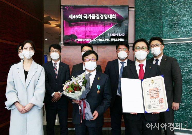김정남 DB손해보험 부회장(앞줄 가운데)이 19일 코엑스에서 열린 제46회 국가품질경영대회에서 경영혁신파트 직원들이 기념촬영을 하고 있다.