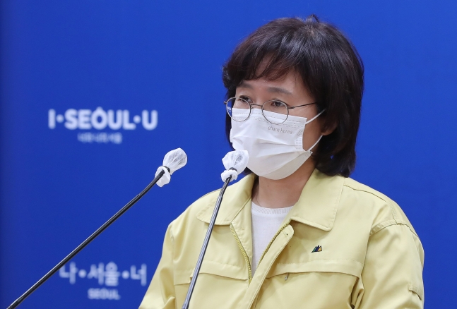 박유미 서울시 방역통제관이 18일 서울시청 브리핑룸에서 서울시 신종 코로나바이러스 감염증 발생현황 및 사회적 거리두기 1.5단계 대책을 발표하고 있다./=연합뉴스