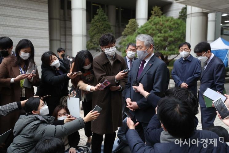 [포토]질문 받는 김용익 이사장