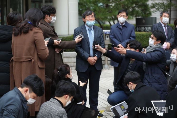 [포토]취재진 앞에 선 서홍관 