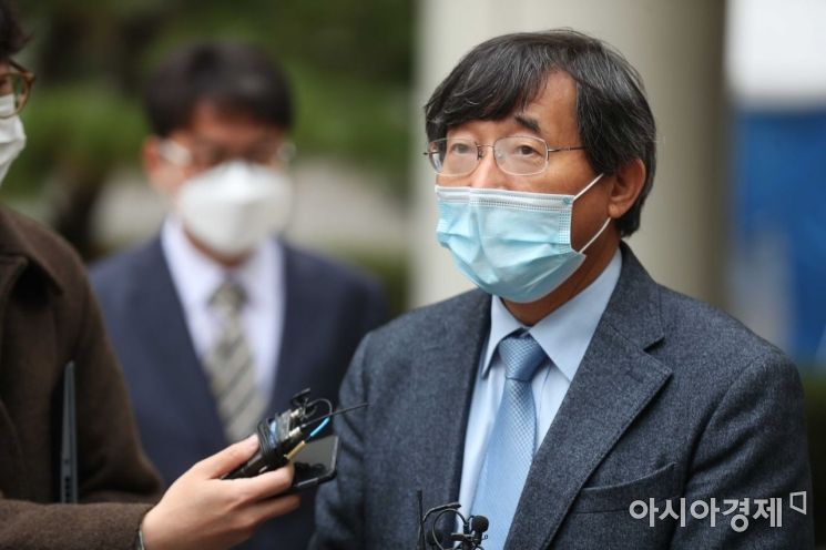 서홍관 한국금연협회운동협의회 회장이 20일 서울 서초구 서울중앙지방법원 서관 앞에서 기자회견을 하고 있다. 이날 국민건강보험공단은 KT&G와 한국필립모리스, 브리티쉬아메리칸토바코(BAT)코리아 등 담배회사를 상대로 한 흡연 손해배상 청구 소송에서 패소했다. /문호남 기자 munonam@