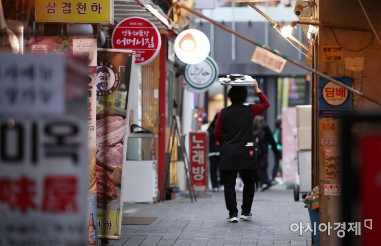 신종 코로나바이러스감염증 확산을 방지하기 위한 사회적 거리두기 1.5단계가 시행중인 20일 서울 명동거리에서 한 소상공인이 음식을 배달하고  있다./김현민 기자 kimhyun81@