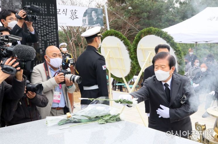 [포토] YS추모하는 박병석 국회의장