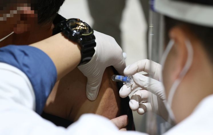 보건당국은 28일 올해 인플루엔자(독감) 백신을 맞은 뒤 사망한 것으로 신고된 108명 중 107명은 인과성이 없다고 판단했다. 사진은 독감 예방 주사 맞는 시민들. [이미지출처=연합뉴스]