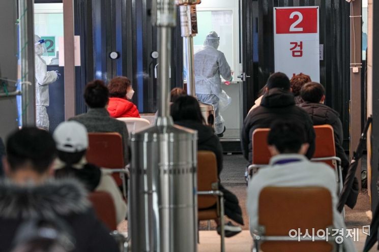 노량진 임용고시학원과 관련한 신종 코로나바이러스감염증 확진자가 증가하고 있는 22일 서울 동작구보건소에 마련된 선별진료소를 찾은 시민들이 검사를 받기 위해 대기하고 있다./강진형 기자aymsdream@