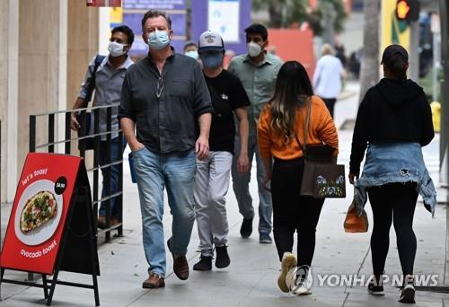미 캘리포니아주 로스앤젤레스의 시내에서 사람들이 마스크를 쓴 채 걷고 있다. 사진출처 = 연합뉴스