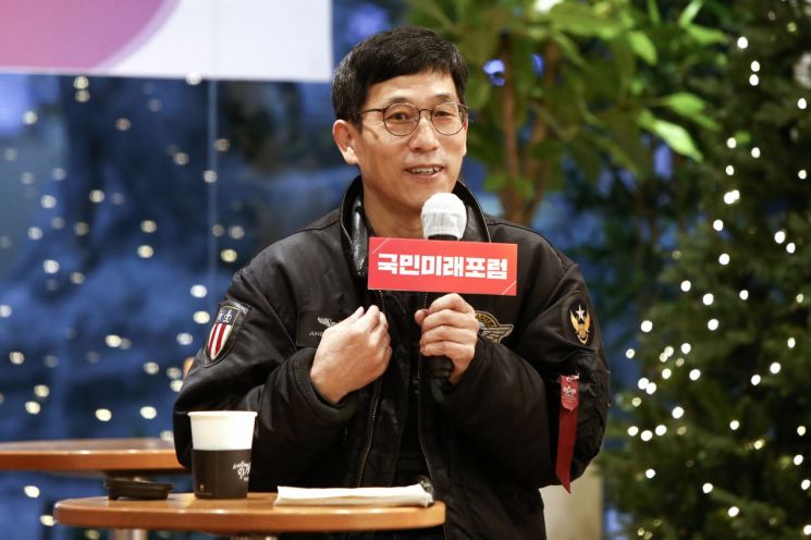 진중권 전 동양대 교수가 20일 서울 여의도 정치문화 플랫폼 카페 '하우스'에서 국민의힘 황보승희, 국민의당 권은희 의원 공동 주최로 열린 국민미래포럼 세미나에서 '탈진실의 시대'를 주제로 특강하고 있다. [이미지출처=연합뉴스]