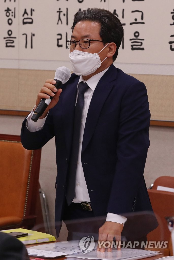 심재철 법무부 검찰국장이 26일 서울 여의도 국회에서 열린 법제사법위원회의 법무부, 대법원, 감사원 등에 대한 종합국정감사에 출석해 의원 질의에 답변하고 있다. [이미지출처 = 연합뉴스]