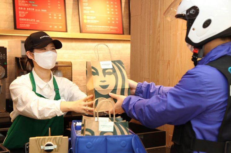커피전문점 배달 전성시대…업계 1위 스타벅스까지 배달 동참 