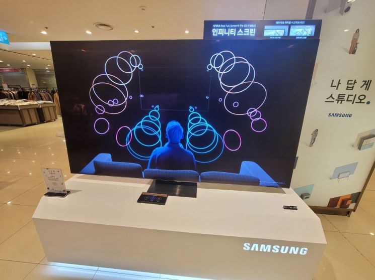 삼성전자 나답게 스튜디오에 진열된 QLED 8K TV 사운드 인공지능(AI) 음질 테스트 체험/사진=이기민 기자 victor.lee@