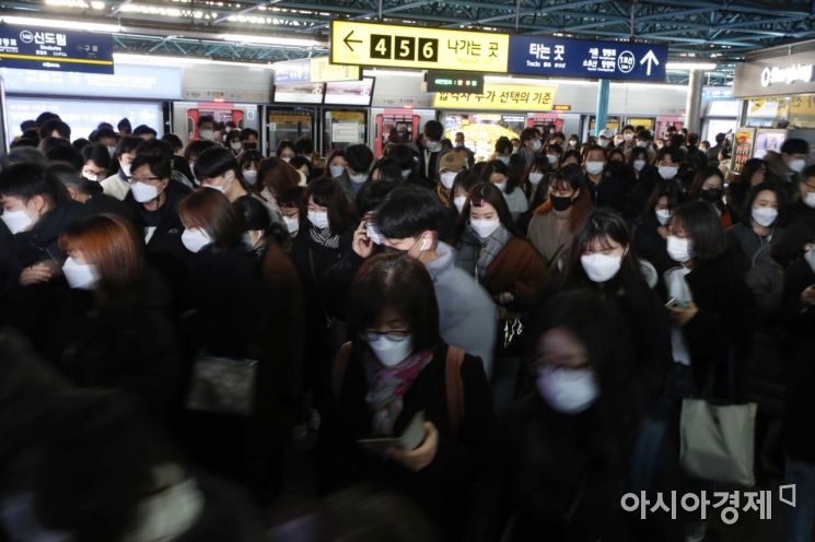 수도권 사회적 거리두기 2단계 격상을 하루 앞둔 23일 서울 신도림역에서 출근길 시민들이 바쁘게 움직이고 있다. /문호남 기자 munonam@