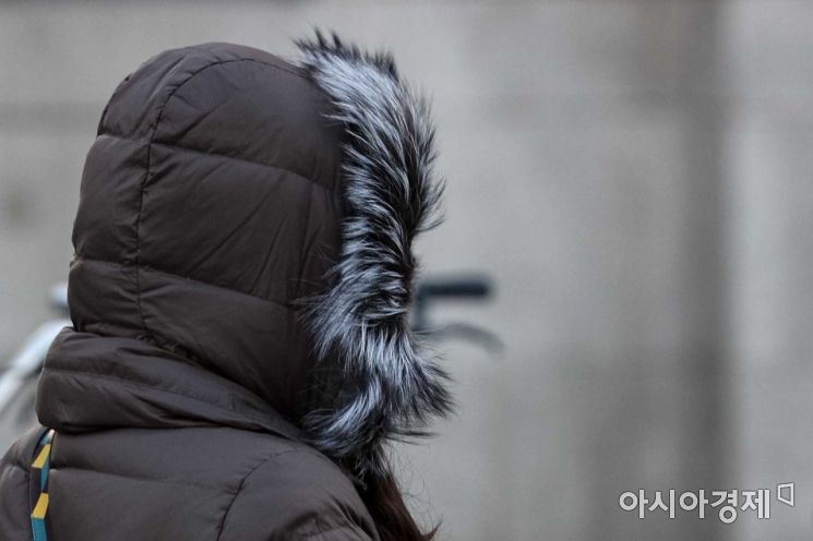 서울 아침 최저 기온이 영하 1.4도를 기록하며 전국 내륙 지역이 영하로 떨어진 23일 서울 종로구 세종로 네거리에서 직장인들이 두꺼운 외투를 입고 출근길에 오르고 있다.