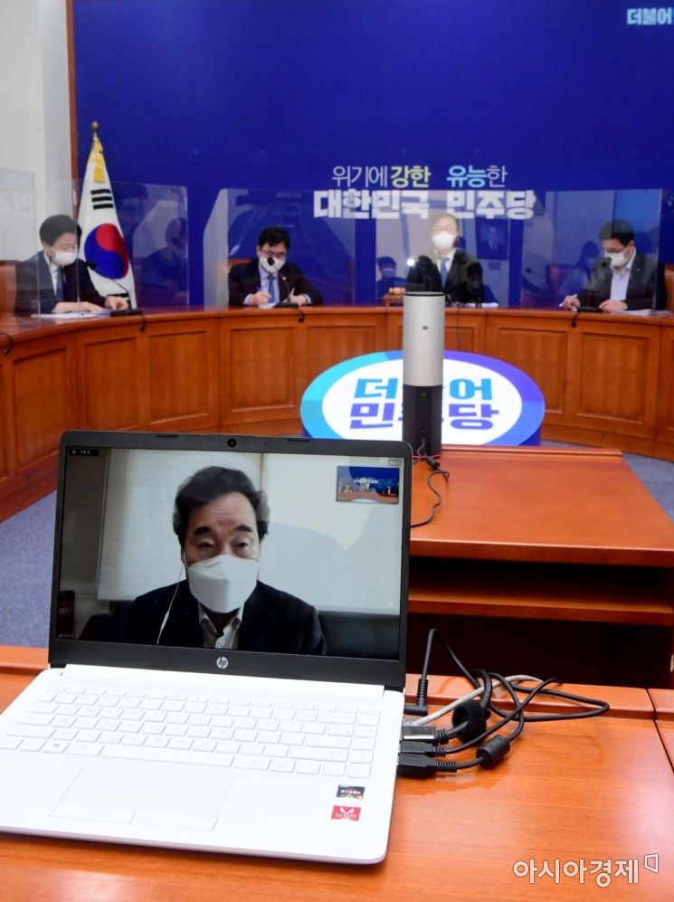 이낙연 더불어민주당 대표가 23일 국회에서 열린 최고위원회의에 화상으로 참석, 모두발언을 하고 있다. 이날 민주당 최고위원회의는 이 대표의 자가격리로 화상으로 개최됐다./윤동주 기자 doso7@