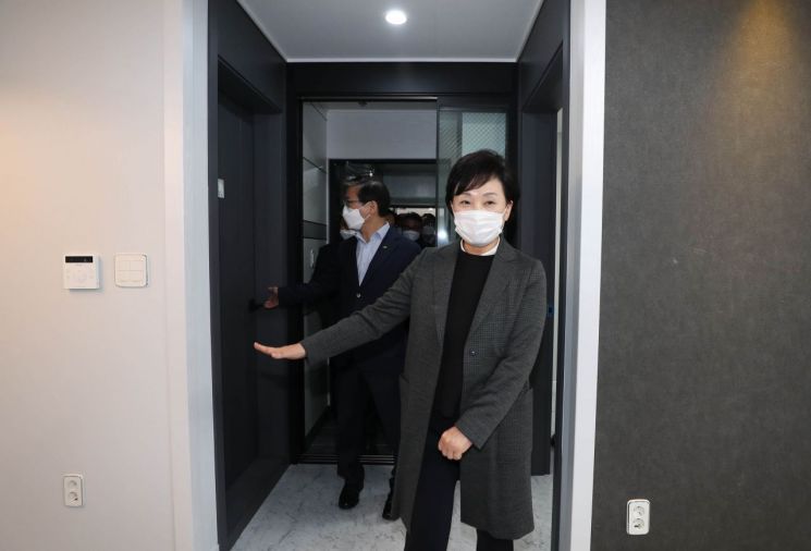 김현미 국토교통부 장관이 22일 은평구에 위치한 매입 임대주택을 방문해 내부를 둘러보고 있다. [이미지출처=연합뉴스]