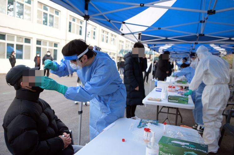 충남 논산고 학생 1명이 코로나19에 확진됨에 따라 방역당국이 23일 학교에 임시진료소를 설치해 전교생과 교직원을 대상으로 코로나19 검사를 시행하고 있다. [이미지출처=연합뉴스]