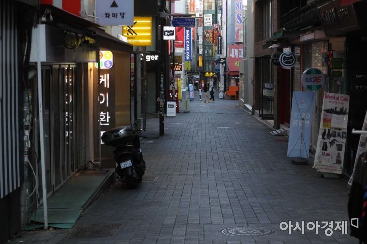 수도권 사회적 거리두기 2단계 격상을 하루 앞둔 23일 서울 중구 명동 거리가 코로나19 여파로 썰렁하다. /문호남 기자 munonam@