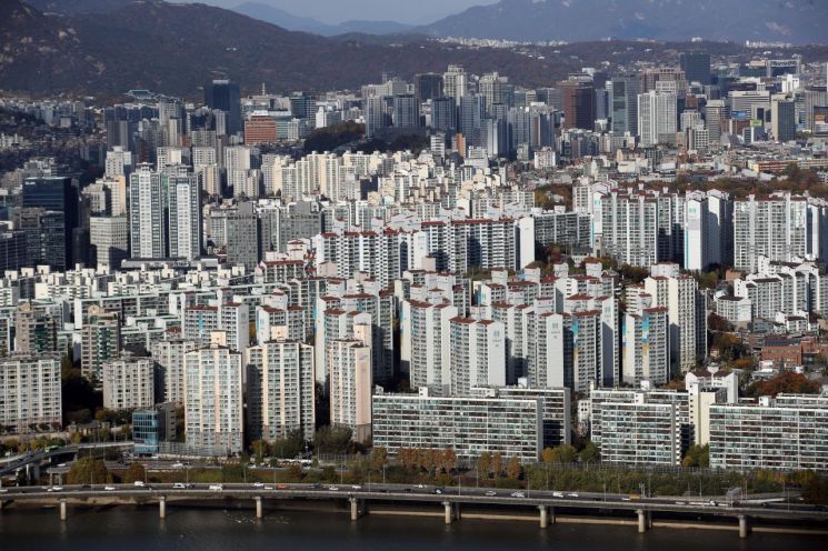 "월급 그대로인데 세금만 늘어" vs "공시가격 현실화, 어쩔 수 없어" '종부세 부담' 논란