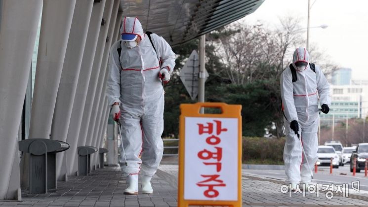 수도권의 '사회적 거리두기'가 24일 0시부터 2단계로 격상됨에 따라 다중이용시설을 중심으로 방역 조치가 대폭 강화됐다. 이와 별개로 서울시는 연말까지 '1천만 시민 멈춤기간'을 선포하고 관내 10대 시설에 대한 서울형 정밀방역 강화, 서울 전역 10인 이상 집회 전면 금지, 밤 10시 이후 대중교통 운행 20% 감축 등의 조치를 도입했다. 사진은 이날 서울 영등포구 여의도환승센터에서 방역 업체 관계자들이 방역소독을 실시하는 모습./김현민 기자 kimhyun81@