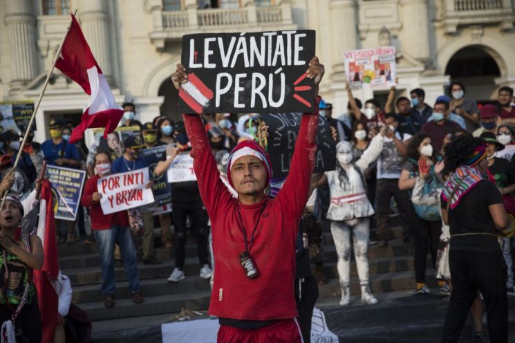 '탄핵 사태' 정치 혼란에도…페루, 100년 만기 국채 발행