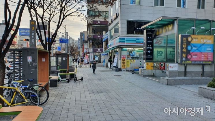 24일 오전 찾은 서울 동작구 노량진 일대 학원가. 수험생으로 붐벼야할 거리가 평소와 달리 조용하다. 사진=이정윤 기자 leejuyoo@