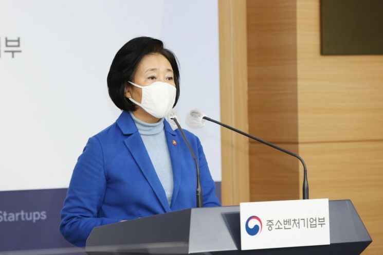 24일 박영선 중소벤처기업부 장관이 2020년 3분기 창업기업 동향 브리핑을 하고 있다.