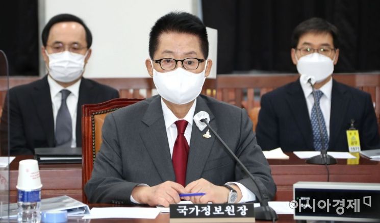 [포토] 답변하는 박지원 국정원장