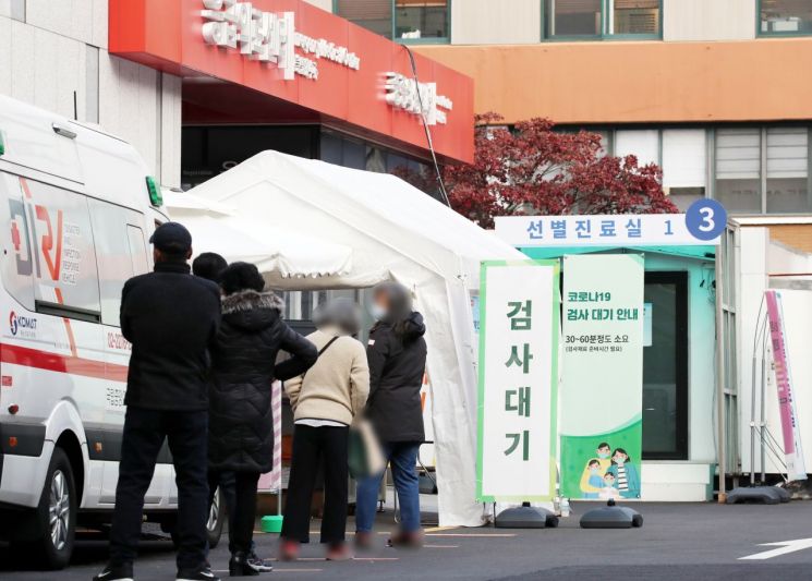 24일 오전 서울 중구 국립중앙의료원 선별진료소 앞이 시민들로 붐비고 있다.<이미지:연합뉴스>