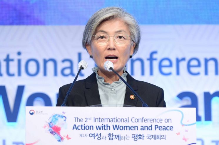 韓정부 주도 '여성과 함께하는 평화 국제회의'…강경화 "현 정부 생존자 목소리 청취하기 위한 노력 강화"