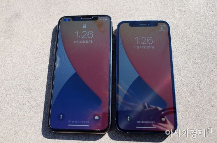 5.8인치 아이폰X와 5.4인치 아이폰12 미니의 노치 디자인이나 베젤  두께는 거의 동일하지만 아이폰12 미니 화면 크기가 더 작아서 베젤이 두껍게 느껴진다.