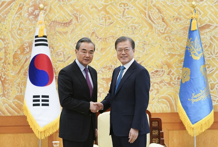 왕이 외교부장 1년만에 訪韓, 26일 문재인 대통령 예방…정·관계 인사 두루 접촉
