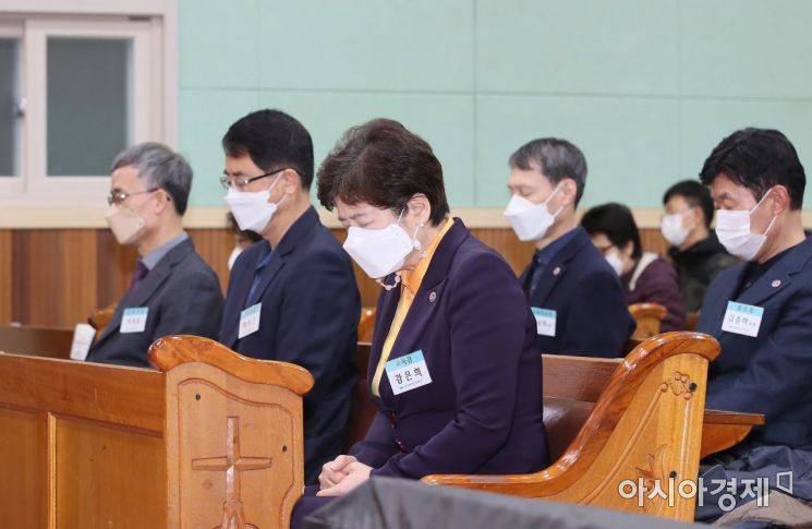 25일 아침 5시30분 대구남덕교회에서 강은희 대구교육감 등이 수능생을 위해 기도하고 있는 모습.