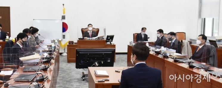 조재연 공수처장 후보 추천 위원장이 25일 국회에서 열린 공수처장후보자추천위원회 회의를 주재하고 있다./윤동주 기자 doso7@