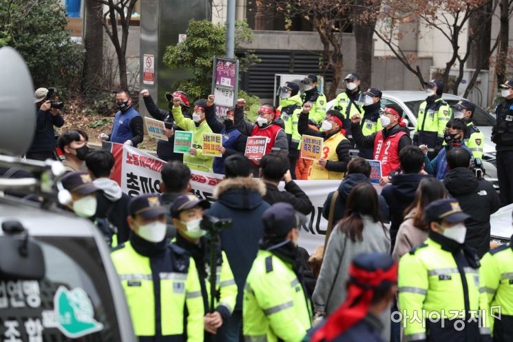 현장 집회 계속하는 민주노총…경찰, 여의도 일대 차벽 설치