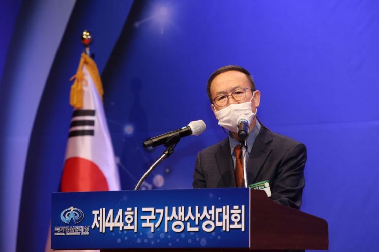 25일 서울 삼성동 코엑스에서 열린 제44회 국가생산성대회에서 노규성 회장이 대회사를 하고 있다.