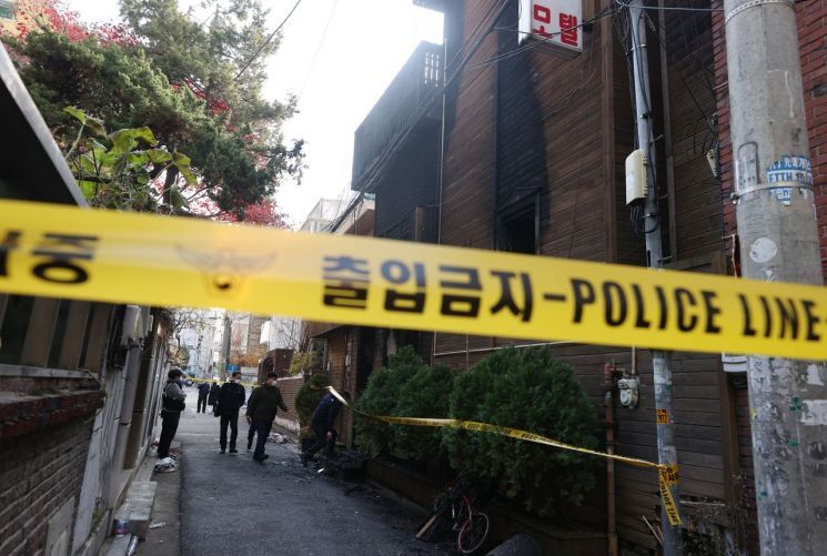 25일 오전 2시39분께 서울 마포구 공덕동의 한 모텔에서 방화로 인한 화재가 발생해 2명이 숨졌고, 9명이 부상을 입었다. [이미지출처=연합뉴스]