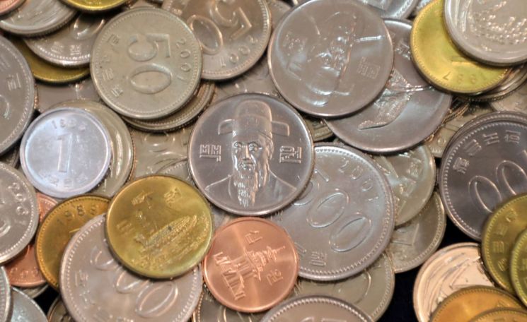 유통량이 적어 고가에 판매되고 있는 100원 동전을 빼돌린 한국은행 대전세종충남본부 직원과 화폐 수집상이 검거됐다. 사진=연합뉴스